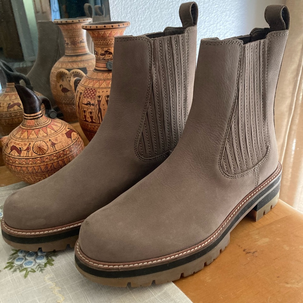 Clarks Pebble Orianna Top Nubuck Chelsea Boot Size 10